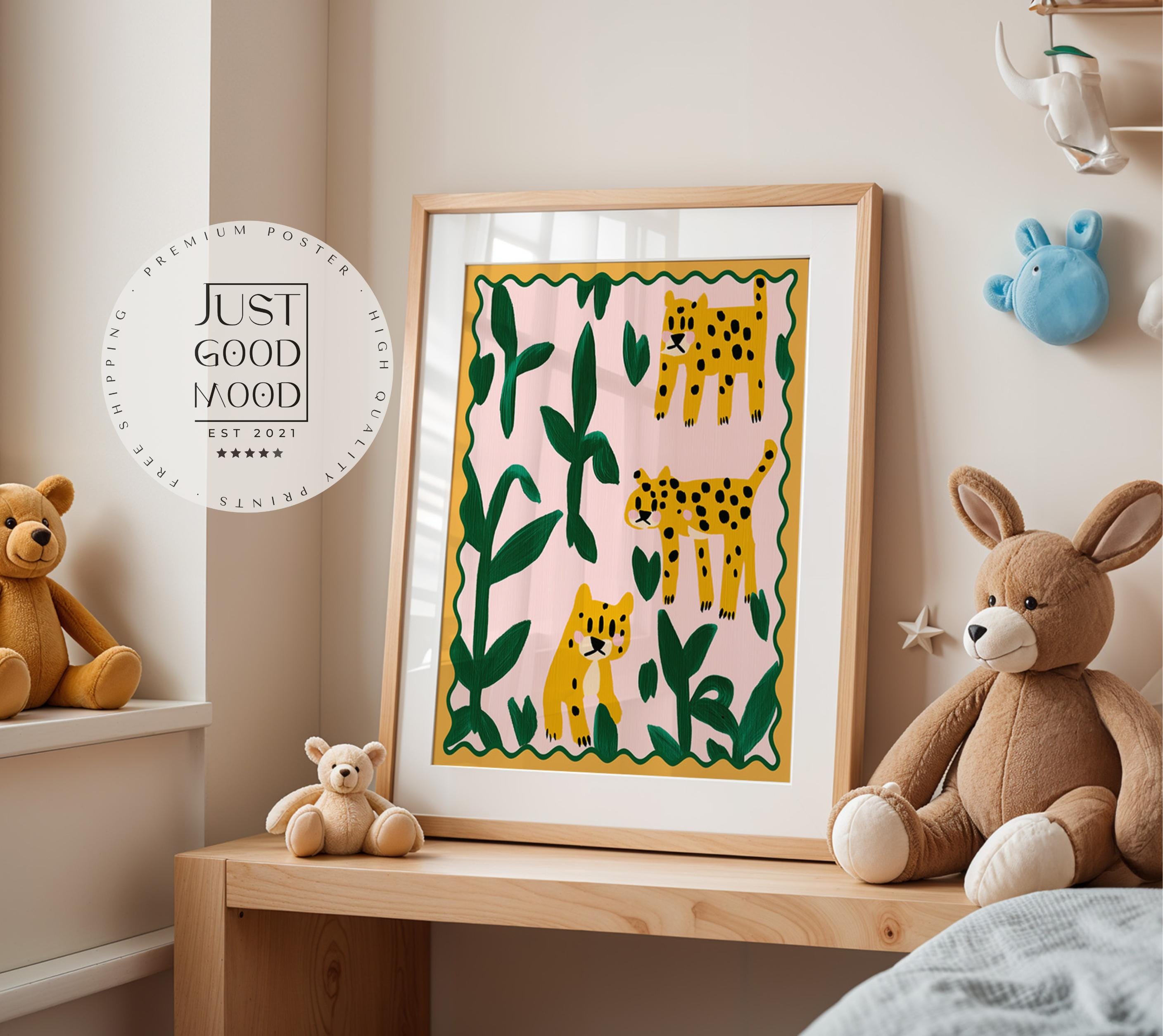 Poster Kinderzimmer Leoparden · Tierposter mit Dschungelpflanzen · Bunte Safari Wanddeko für Kinderzimmer · Dekoprint ohne Rahmen